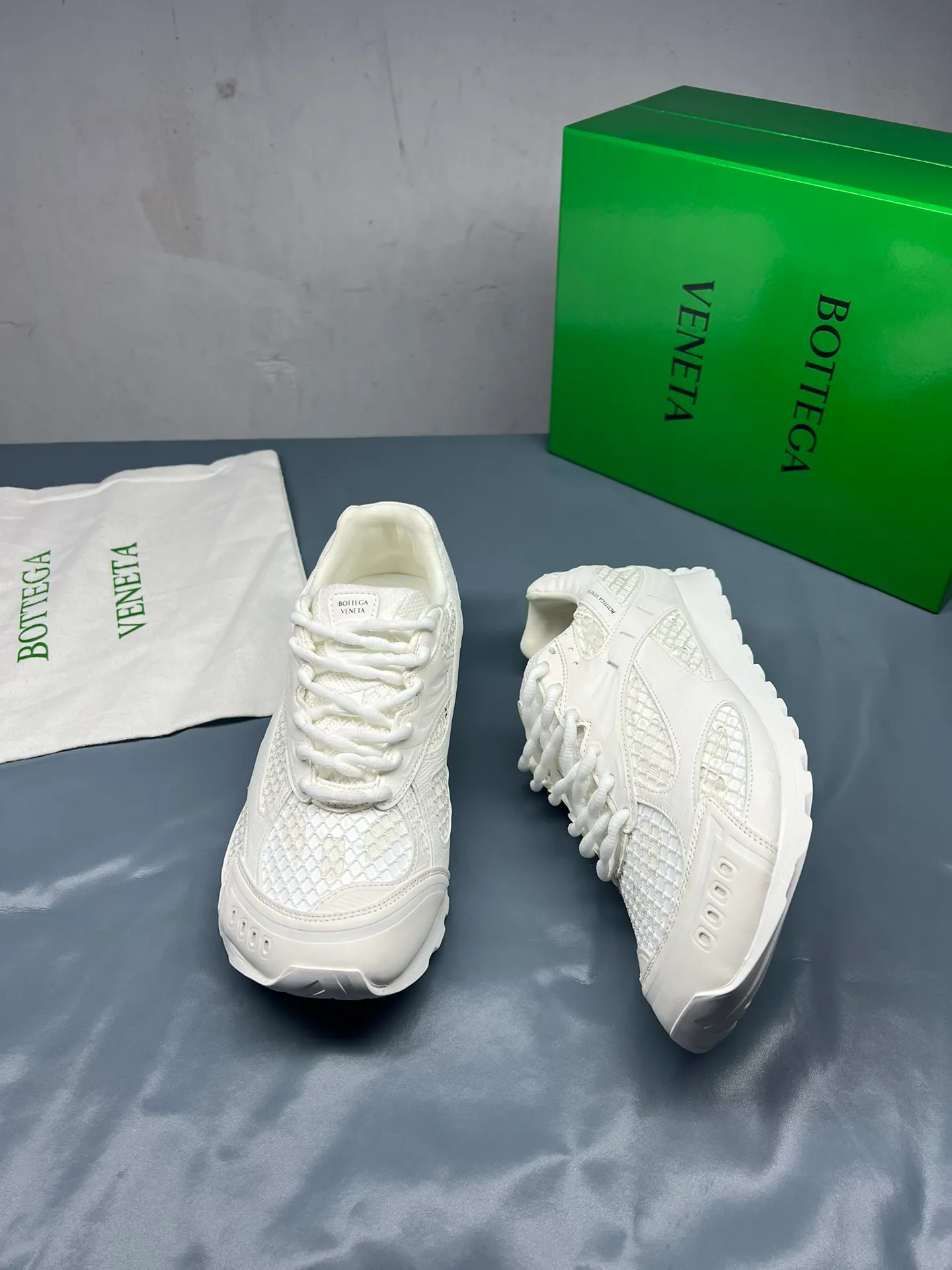 👟👟Ex-factory price 600👟👟 Men's size +10 Real photos 🔥🔥BV Orbit sneakers Wang Yibo's same style couple's dad shoes Runner sneakers, made of lightweight technical mesh fabric. Matched with geometric pattern designed rubber outsole Wang Zha series high version Look for the package craftsmanship The actual height is much higher, but the legs are still slim. Very nice and playable and durable Matching to the standard 💯 Package shoe technology Look for the high version The outsole is made of color-blocked TPU outsole Women's model 35 36 37 38 39 40 41 (40 41 customized) Men's model 39 40 41 42 43 44 45. (Customized size 45) (Customer logo can be accepted without refund or exchange at a favorable price) Equipped with original packaging